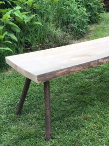 Banc extérieur Sheep With Dark Legs bo chêne massif et pieds métal oxydé