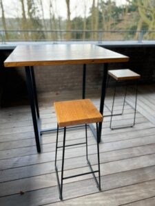 Mobilier table haute et chaises hautes CW