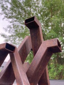 Sculpture métallique Over and Over